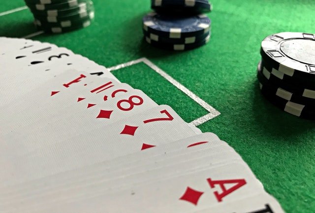 เล่นเกมไพ่ค่ายไหนดี และเหมาะสมกับการทำเงิน